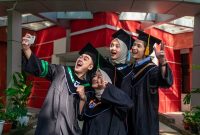 Apa Keuntungan Mengambil Pendidikan Lanjutan Setelah Sarjana