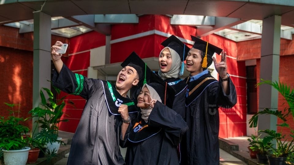 Apa Keuntungan Mengambil Pendidikan Lanjutan Setelah Sarjana