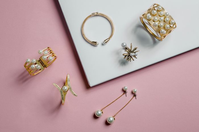 Menunjang Penampilan, Ini 5 Aksesori yang Harus Dimiliki Perempuan ... Aksesori Fashion Yang Dapat Meningkatkan Penampilan Sehari-Hari